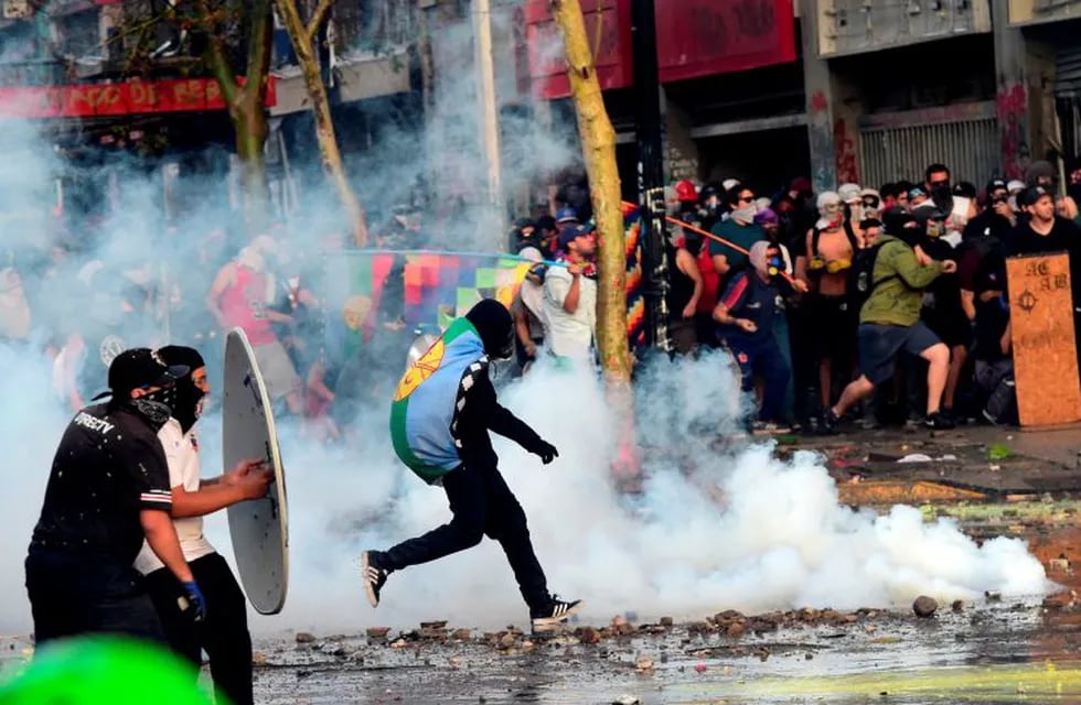 Chile: nuevamente hay enfrentamientos e incidentes entre Carabineros y manifestantes (Martin BERNETTI / AFP)