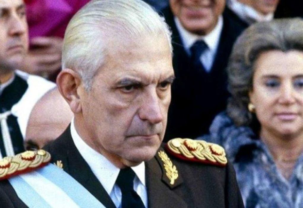 El nombramiento de Reynaldo Bignone fracturó la junta militar. El que sería el último dictador fijó las elecciones en octubre de 1983.