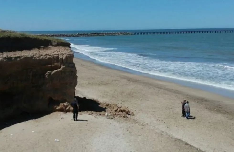 Mar del Plata: una nena murió aplastada en la playa por el desprendimiento de un acantilado.