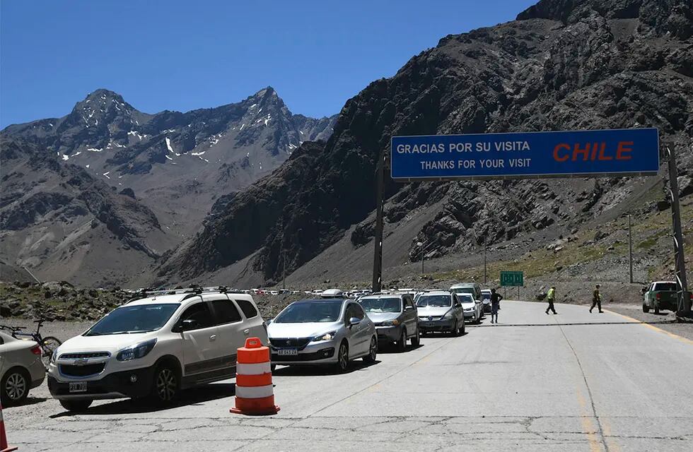 Paso fronterizo Los Libertadores
En el Paso fronterizo Los Libertadores de Chile, los Argentino que querian pasar al vecino pais tuvieron que soportar varias horas de espera para realizar los tramites aduaneros con una cola de mas de 10 Km de vehiculos
Foto Jose Gutierrez / Los Andes