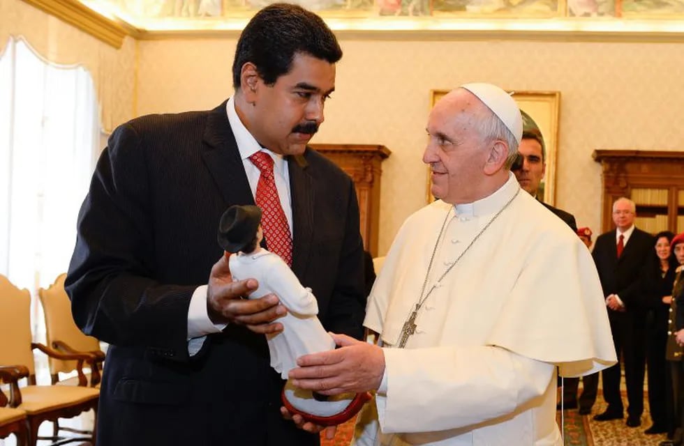 El presidente venezolano, Nicolás Maduro, junto al Papa Francisco en 2013.
