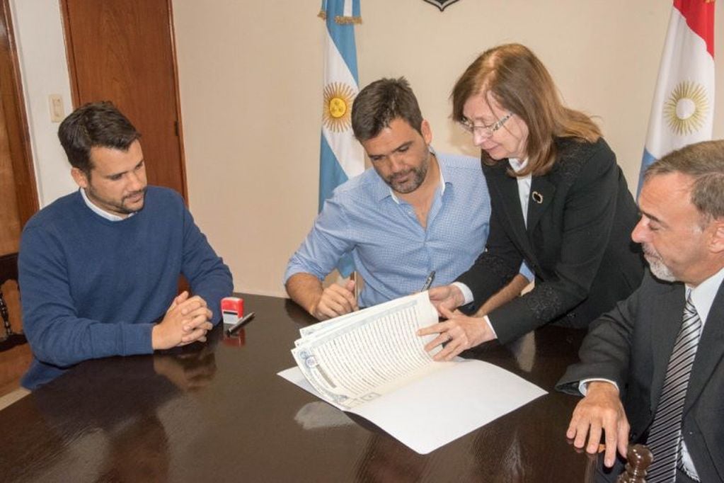 Intendente Facundo Torres, Secretario de Gobierno Marcos Torres y  el Escribano Héctor Carlos Dhers en la firma de las escrituras, Alta Gracia.