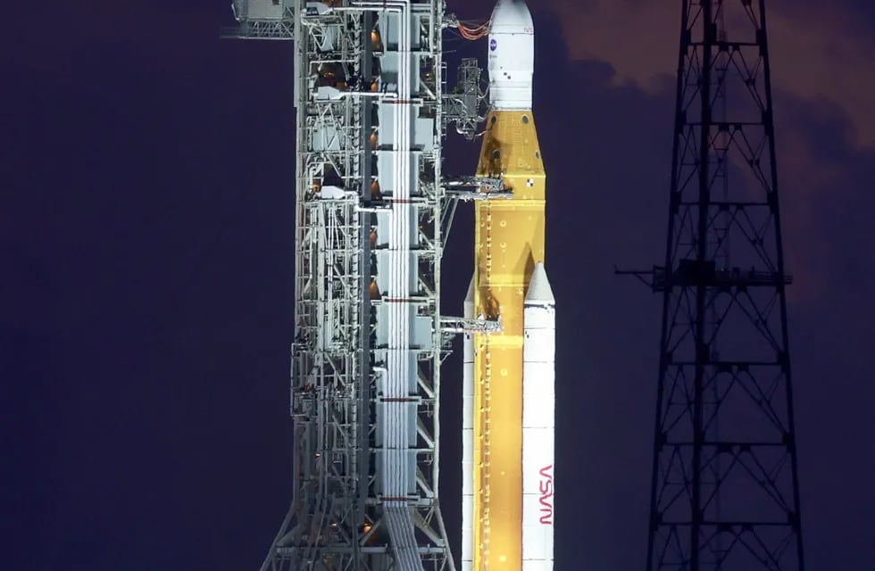 El cohete de la misión Artemisa I continúa en la plataforma de lanzamiento, en Florida.