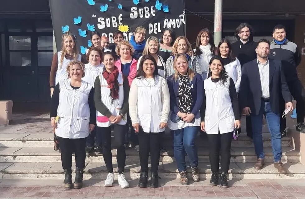 Docentes de la escuela Doctor Juan Ramón Guevara protegen a sus alumnos de las balaceras en la puerta de la institución.