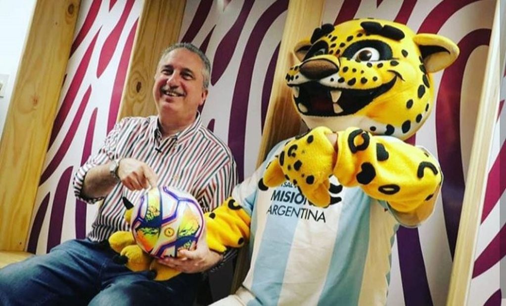 El gobernador Hugo Passalacqua con Simón mascota del Mundial de Futsal. (MisionesOnline)