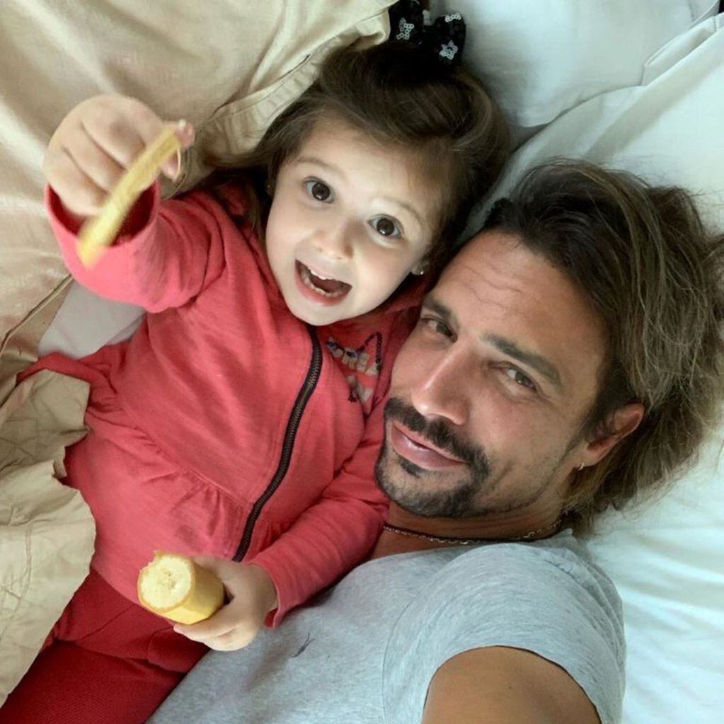 Rodrigo Fernandez Prieto junto a su pequeña hija Moorea (Foto: Instagram/ floppytesouro)