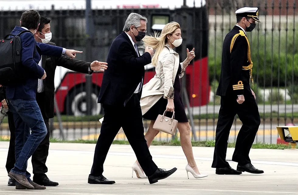 El presidente Alberto Fernández arriba a la Casa Rosada, acompañado por su pareja y primera dama, Fabiola Yáñez. (Clarín)