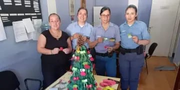 Un grupo de mujeres policías de Neuquén arma arbolitos con cartones para los niños en Navidad