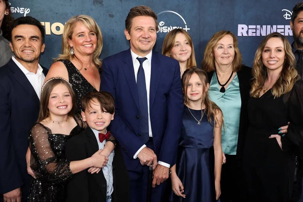 Jeremy Renner junto a su familia en la premiere de Rennervations.