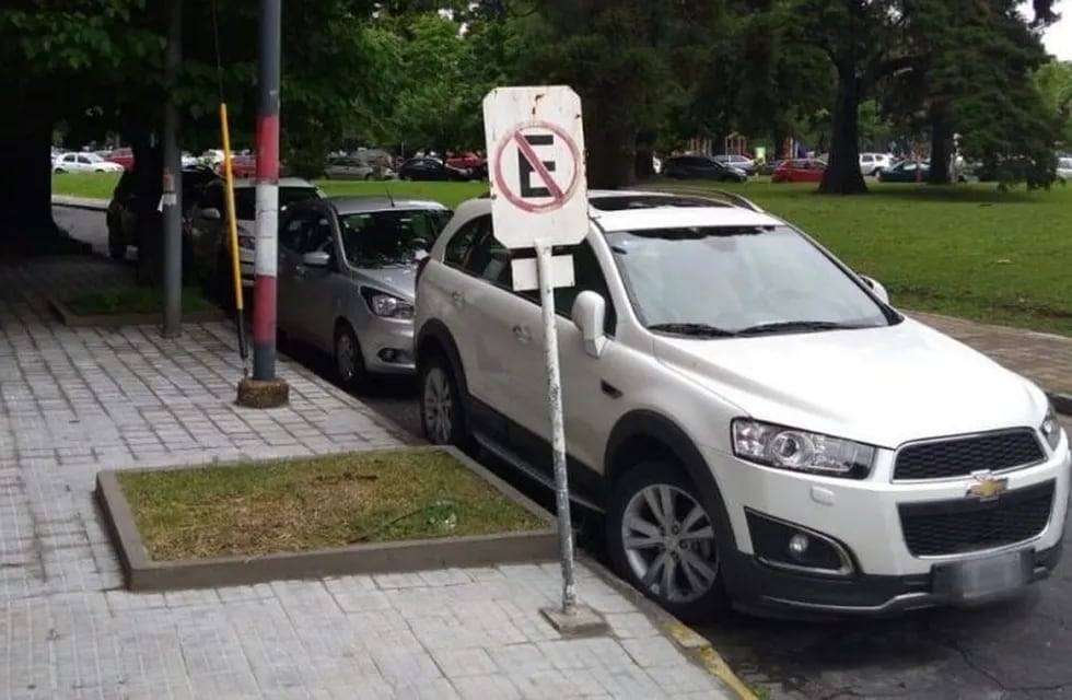Autos mal estacionados en La Plata