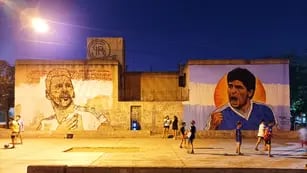 Los ídolos en los muros: el artista mendocino que le rinde homenaje a Messi y Maradona