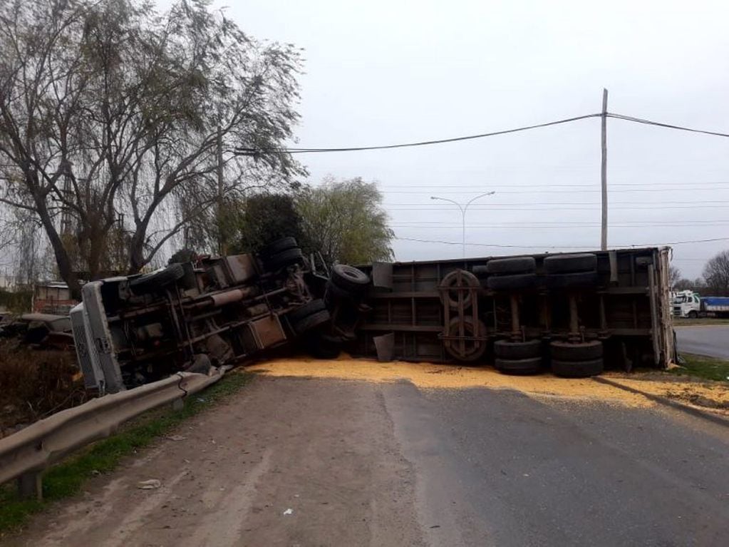 El vehículo quedó cruzado sobre la ruta. (@tvregnoticias)