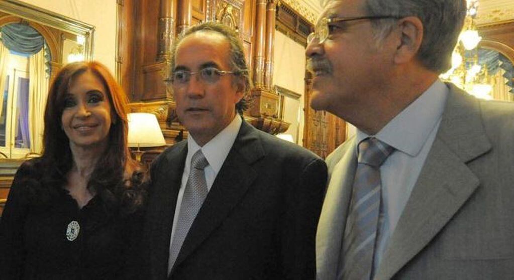 Oscar Thomas en medio de Cristina Fernández de Kirchner y Julio de Vido, de quien era muy cercano