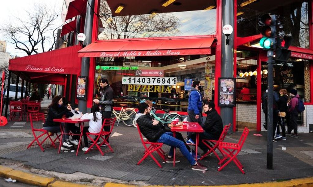 Bares y restaurantes abiertos con mesas y atención en la calle, (Foto: Clarín)