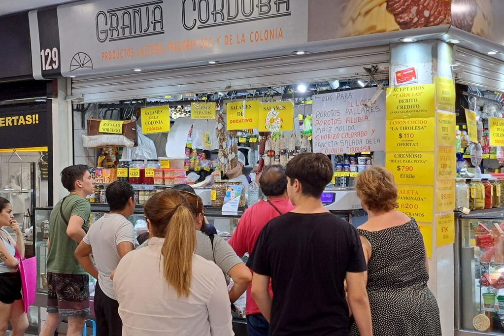 Compras previas a las fiestas en el Mercado Norte de Córdoba. 