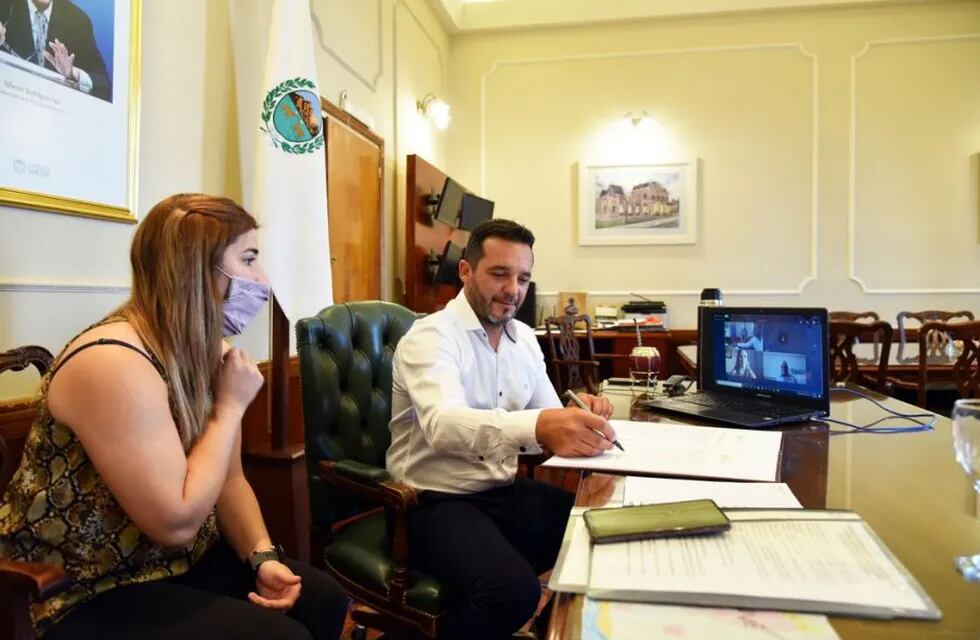 El intendente de la ciudad de San Luis, Sergio Tamayo suscribió un convenio para sumar a la municipalidad a la RAMCC. Gentileza NDSL