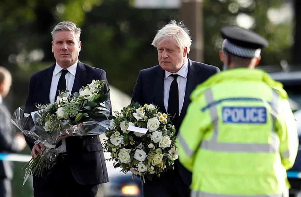 Boris Johnson, y el jefe del partido de oposición laborista Keir Starmer, depositaron juntos coronas de flores en el lugar del ataque