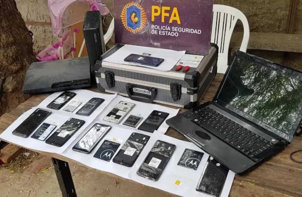 Algunos de los cientos de teléfonos celulares y equipos de PC que fueron secuestrados en los operativos.