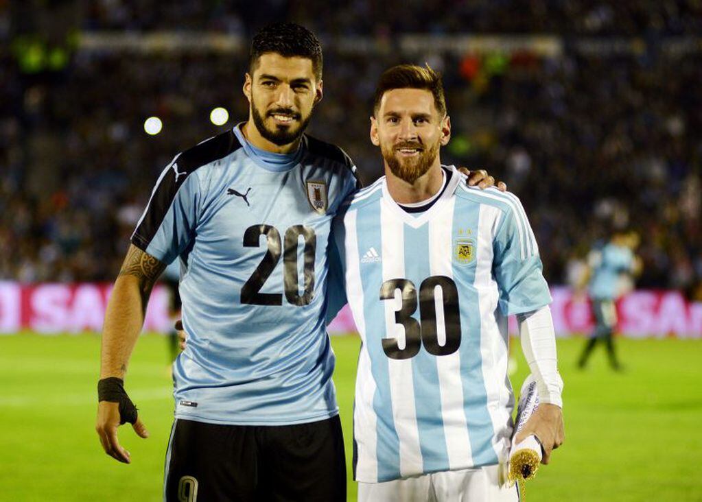 Lionel Messi y Luis Suárez apoyando la candidatura.