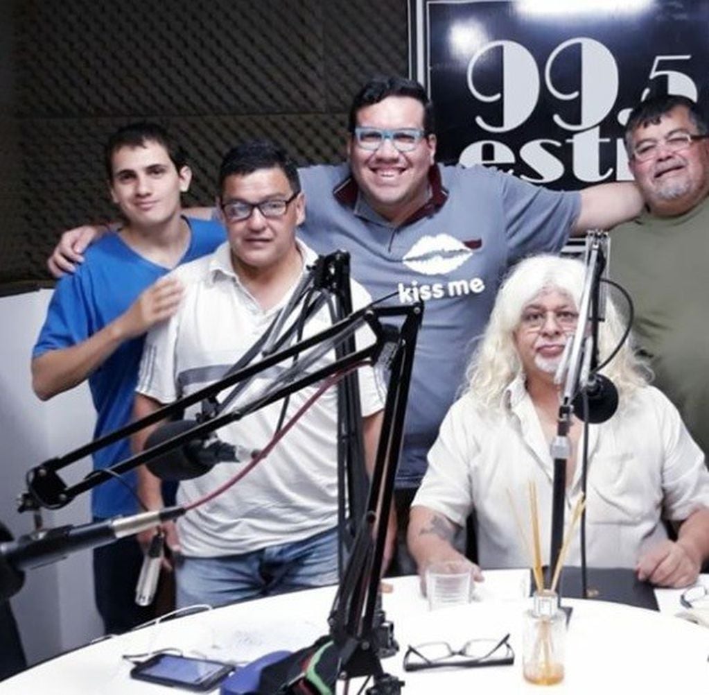 Parte del equipo radial de Gaona en "Vó nomá sabé", junto a invitados. (Facebook del programa)