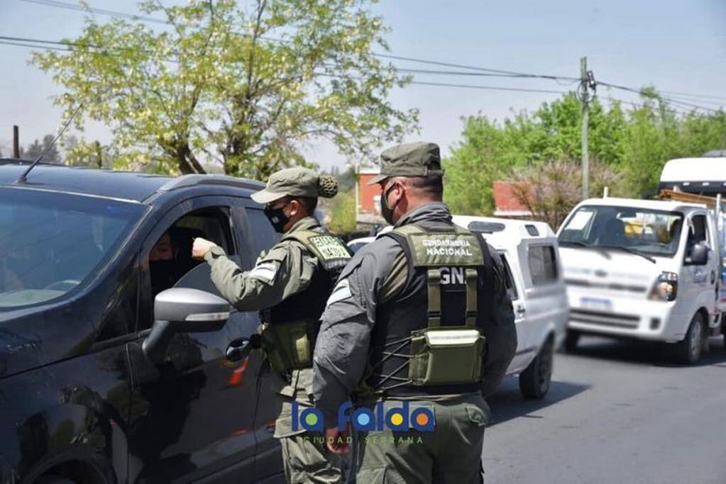 Gendarmes realizaron controles vehiculares junto a inspectores municipales en La Falda. (Foto: Municipalidad de La Falda).