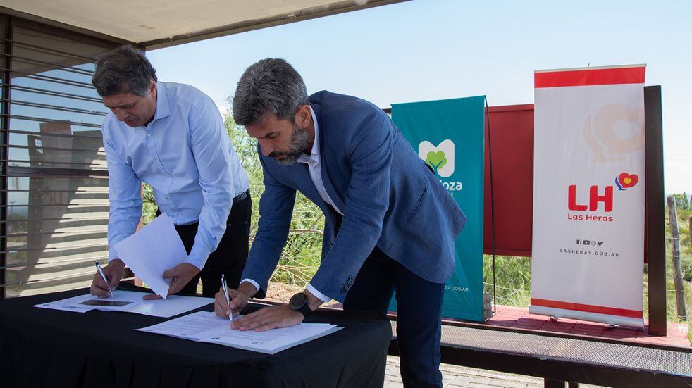Los intendentes de Las Heras y Capital firmaron un convenio para establecer el Plan Intermunicipal  de manejo integral del Piedemonte del Challao Norte. Gentileza MCM