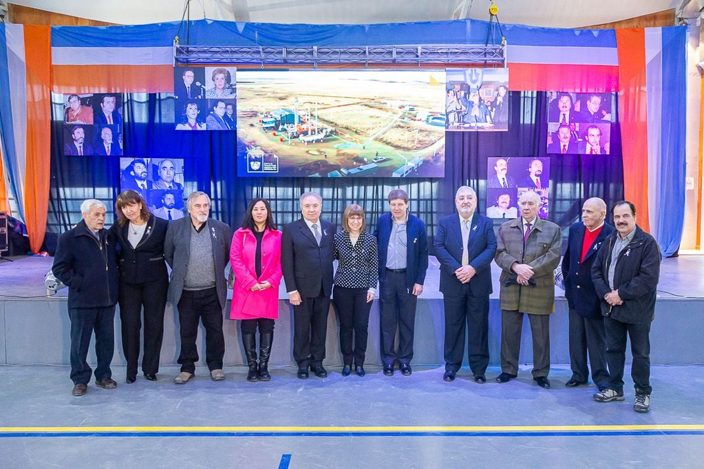 Día de la Provincia de Tierra del Fuego - El gobernador y la vicegobernadora compartieron una fotografías con los Convencionales Constituyentes MC.