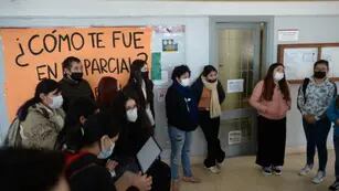 Este martes alumnos de la Facultad de Medicina de La Plata hicieron una marcha en protesta al resultado de los exámenes del parcial.