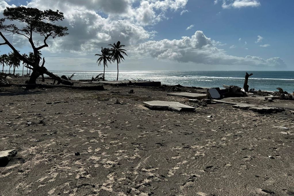 La devastación en el archipiélago de Tonga fue brutal y estuvo cinco días incomunicado con el resto del mundo.
