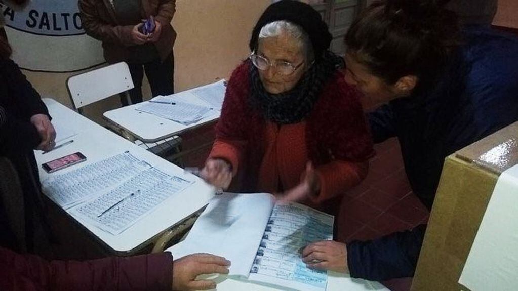 Así votó la abuela de 100 años en Entre Ríos.