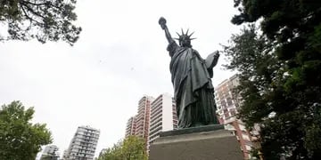 replica estatua de la libertad en belgrano