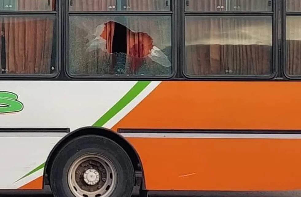 Un policía se pegó un tiro mientras viajaba en un colectivo de línea.