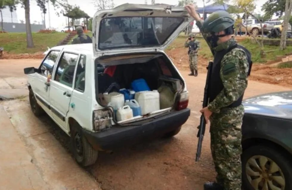 Fuerzas federales argentinas y brasileñas confiscaron mercadería de contrabando en la zona de frontera.