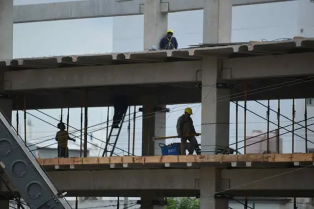 Construcción. El “costo Córdoba” representa 15 por ciento de la inversión que requiere un edificio en barrio Güemes. (Nicolás Bravo / Archivo)