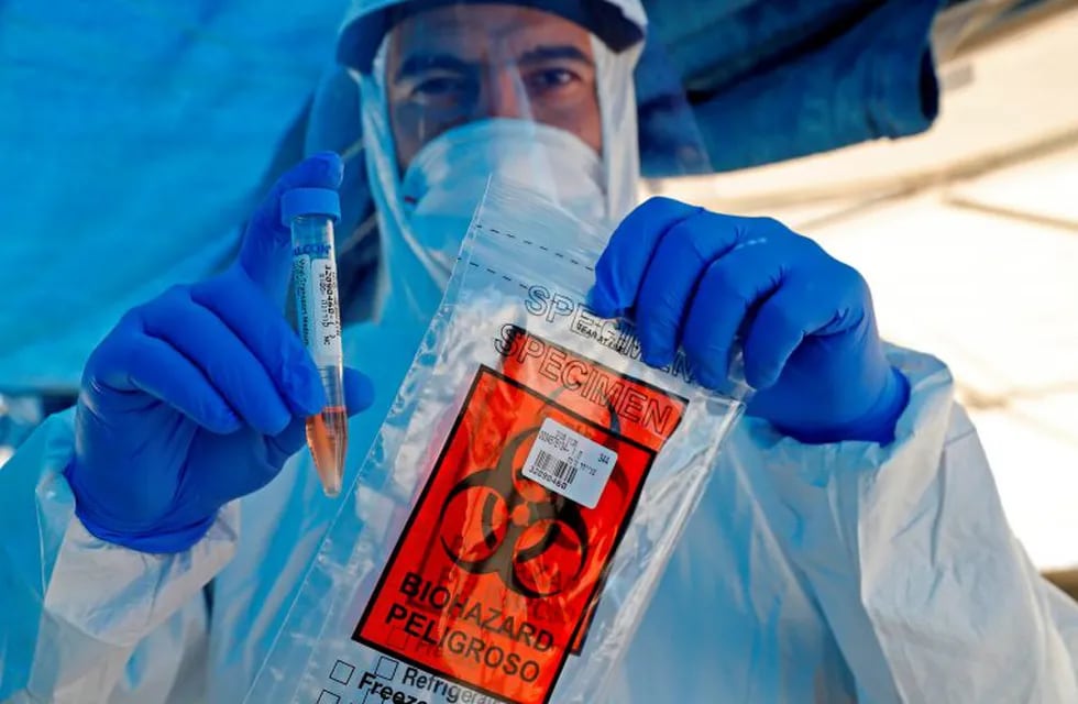 Israeli medical personnel take samples at a drive through COVID-19 testing facility in Ramat Hasharon in the suburbs of Tel Aviv, on June 1, 2020 during  measures imposed by the Israeli authorities to curb the spread of the novel coronavirus. (Photo by JACK GUEZ / AFP)