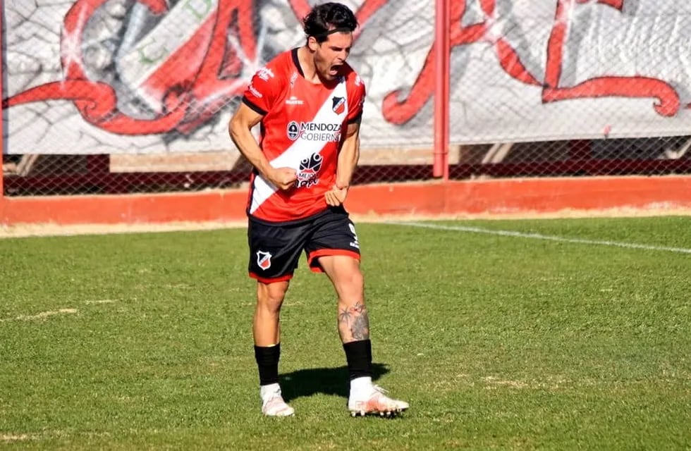 Facundo Castelli fue el autor del segundo gol de Deportivo Maipú, que derrotó a Agropecuario 2-0.