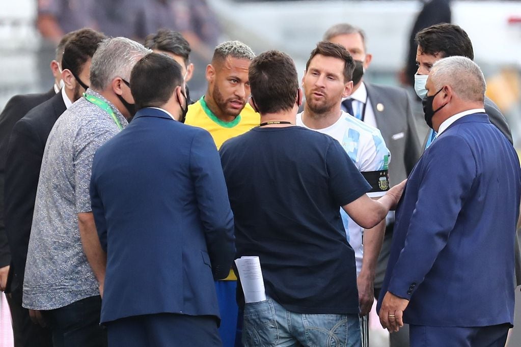 Messi y Neymar frente a los agentes de Anvisa.