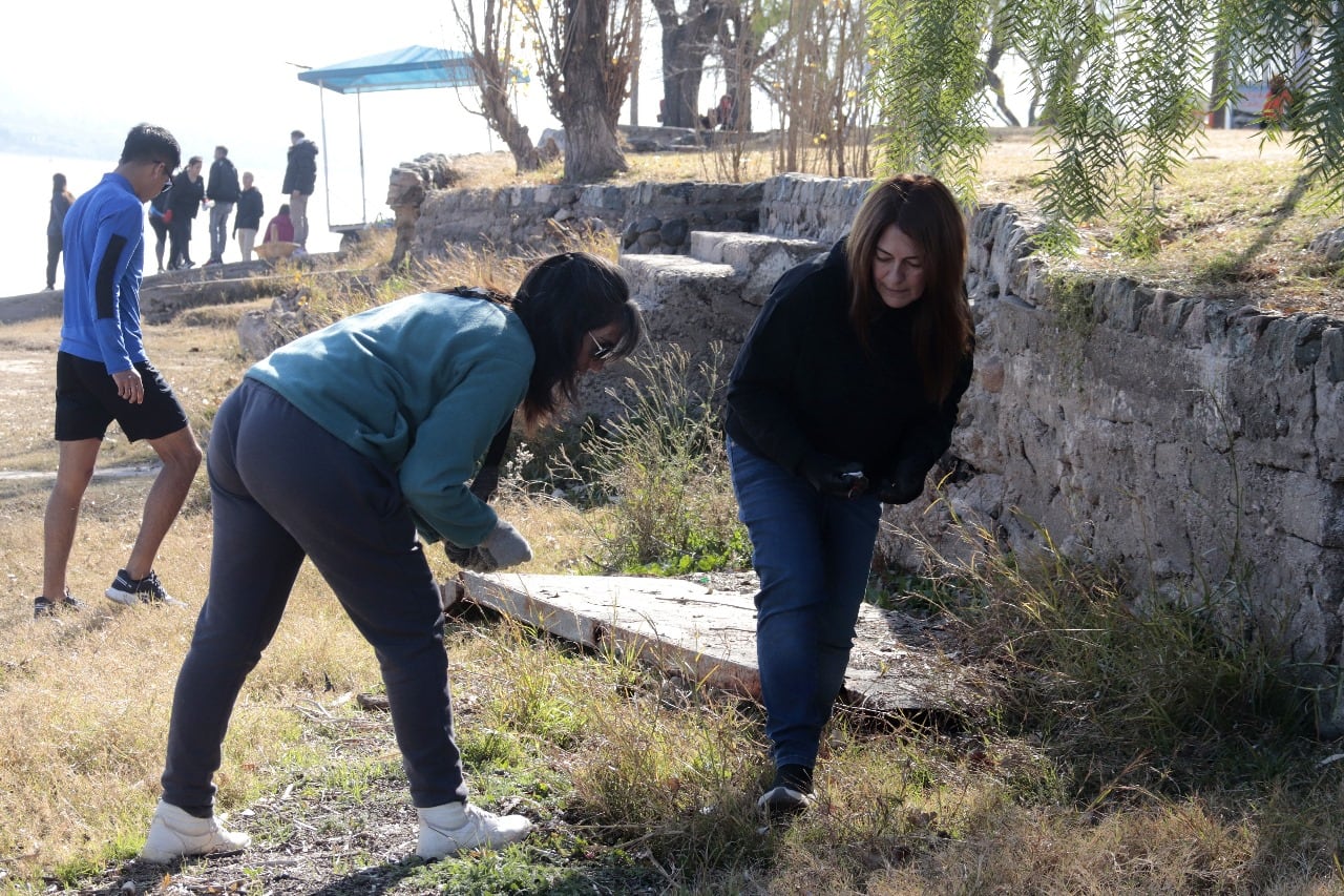 Compromiso Ambiental Comunitario: Los vecinos y el Municipio limpiaron las costas del lago San Roque