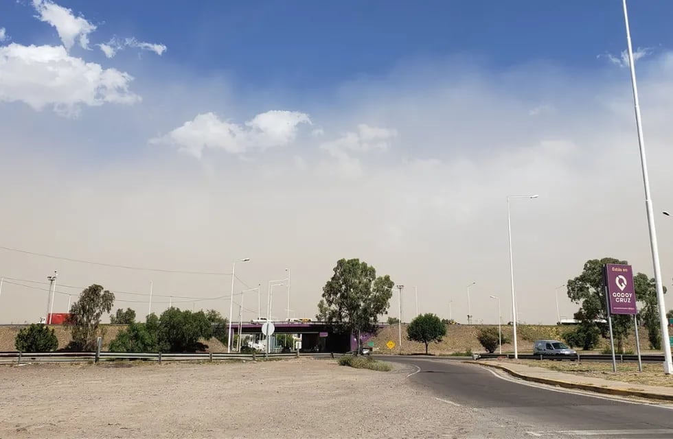 El hecho de que el 2020 haya sido un año seco en términos generales en la zona central de Argentina ha contribuido a que después de fuertes ráfagas de viento (como el Zonda) o de tormentas se hayan levantado "tempestades de polvo".