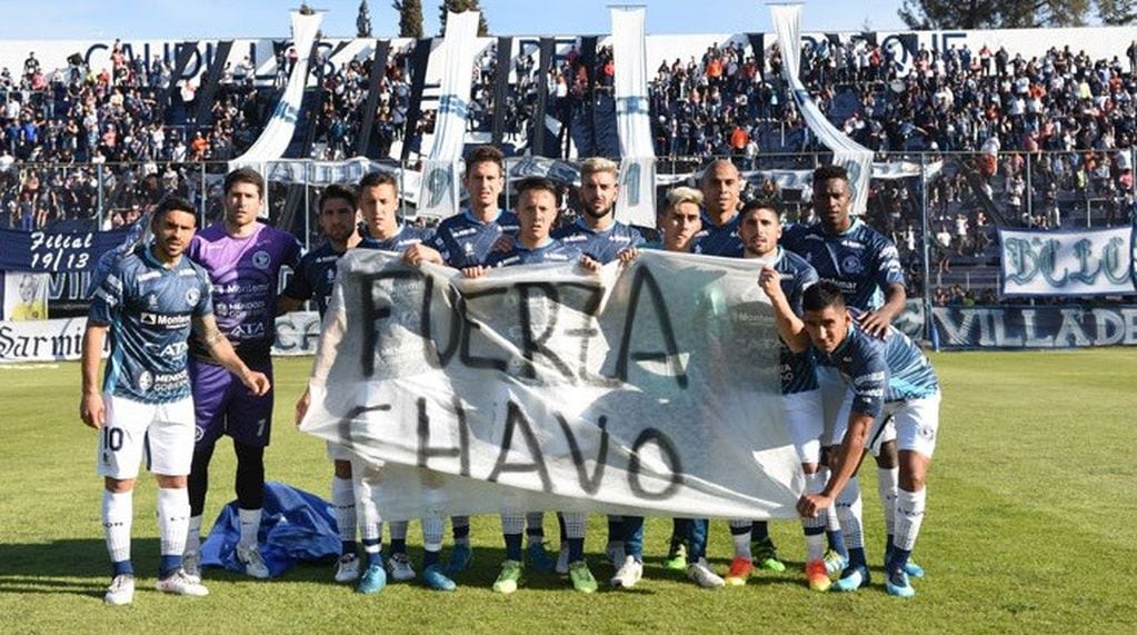 El equipo de Independiente Rivadavia, y un cartel muy particular, para uno de los ídolos del club del Parque, el "Chavo" Juncos.