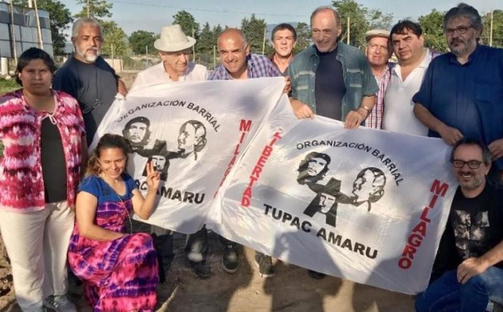 Eugenio Zaffaroni (c) con dirigentes y militantes de la organización "Tupac Amaru", en una visita a Jujuy para llevar su apoyo a Milagro Sala.
