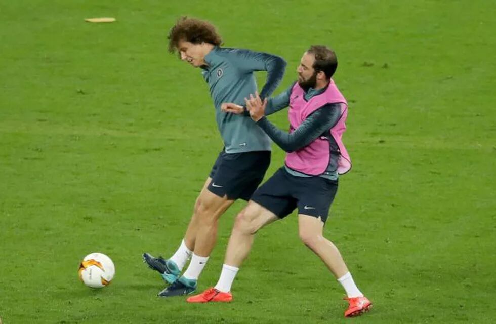 VIDEO: el terrible codazo de David Luiz a Gonzalo Higuaín en la práctica del Chelsea. Foto: DPA