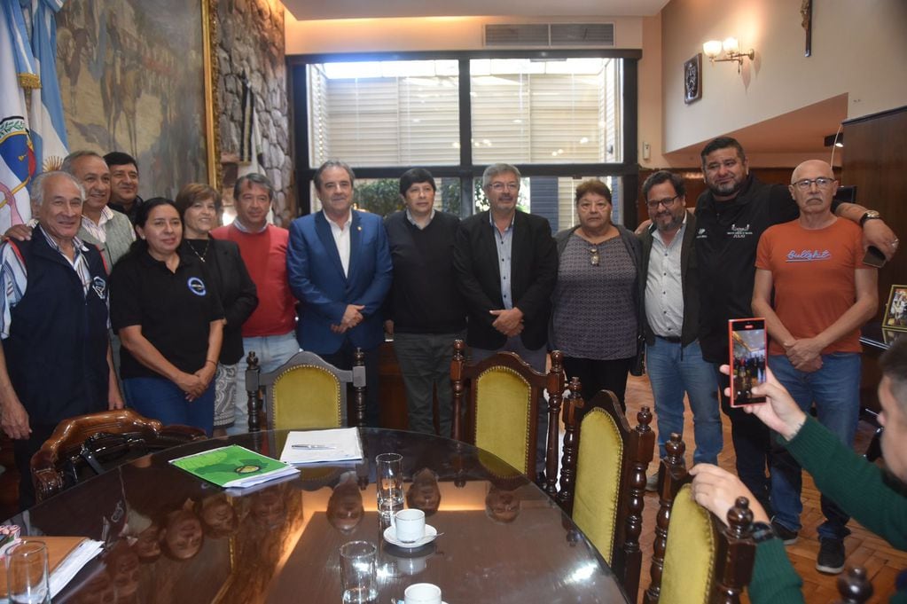 Una decena de dirigentes sindicales nucleados en la CGT Jujuy concurrieron este miércoles a la Cámara de Diputados para reunirse con el vicegobernador Alberto Bernis.