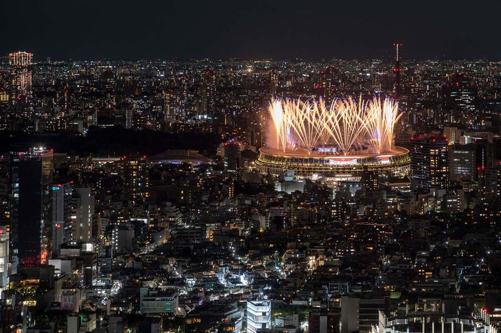 Así se vieron desde afuera los fuegos artificiales en el estadio Olímpico, 
en la ceremonia inaugural de Tokio 2020. 