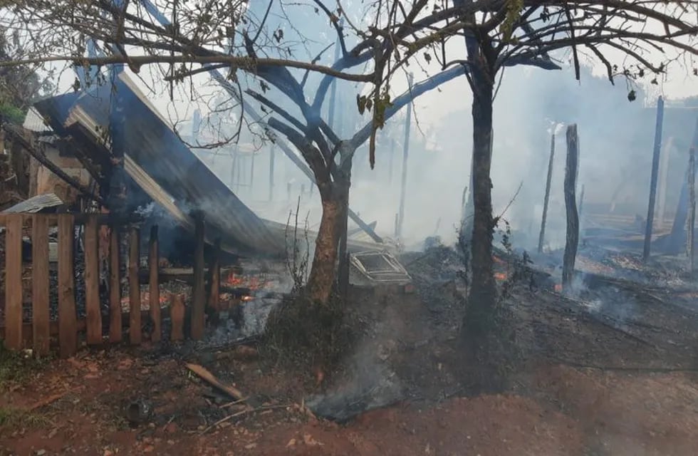 Un incendio consumió dos viviendas en Posadas y se sospecha que fue intencional