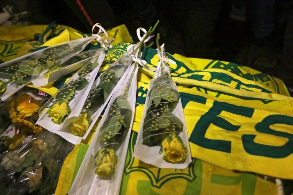 Flores y banderas depositadas en una vigilia de apoyo a Emiliano Sala. (EFE).