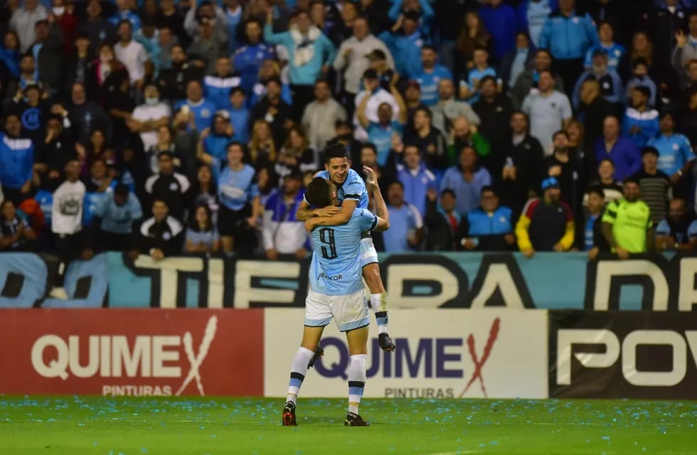 Mariano Miño en lo alto, festeja con el "asistidor" Pablo Vegetti el gol del triunfo de Belgrano (Nicolás Bravo / La Voz).