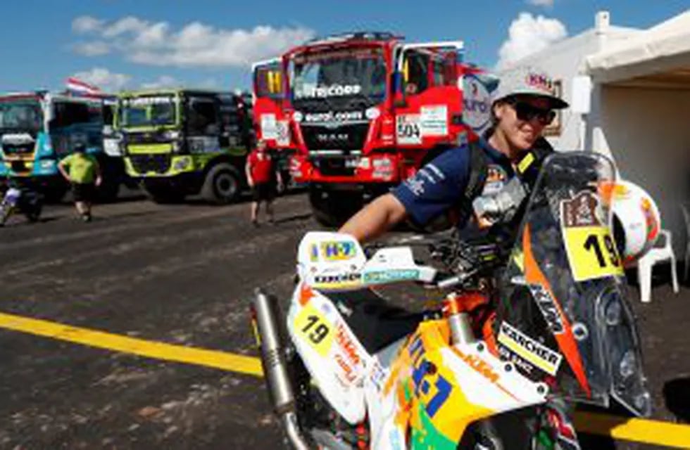 ASU75. ASUNCIu00d3N (PARAGUAY), 31/12/2016.- La piloto espau00f1ola Laia Sanz, de KTM, asiste a la segunda jornada de verificaciones tu00e9cnicas del Rally Dakar 2017 hoy, su00e1bado 31 de diciembre de 2016, en Asunción (Paraguay). EFE/David Fernu00e1ndez