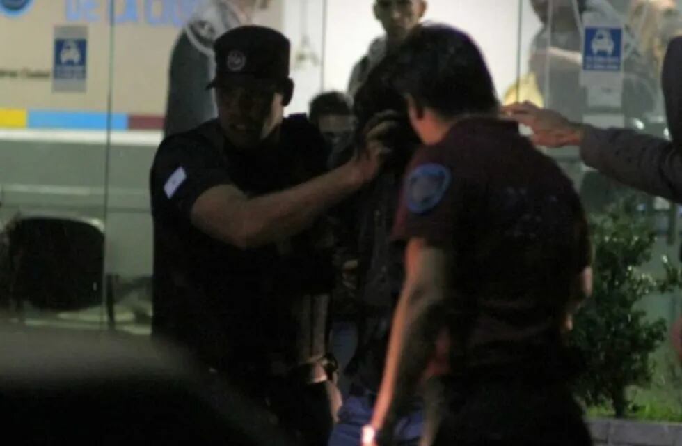 Diez oficiales de la Policía de la Ciudad fueron detenidos este martes por la noche durante un allanamiento en la Comisaría 33 del barrio de Belgrano. Foto: Mario Sayes.