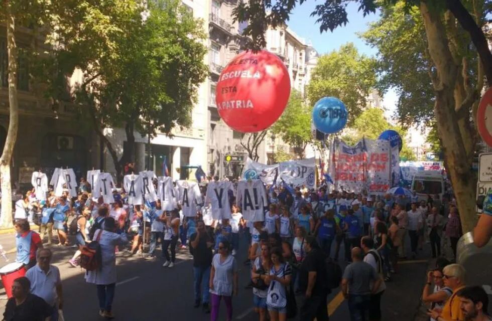 Docentes marchan hacia Plaza de Mayo en reclamo de la apertura de una paritaria nacional. (Twitter)